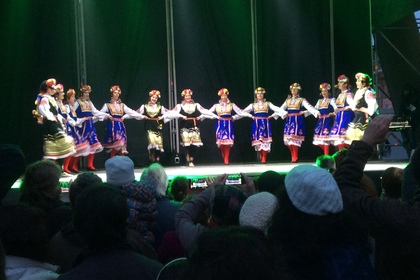 С български фолклорен концерт на 23 декември бе закрит коледния фестивал на културите „Ла Навиденя”